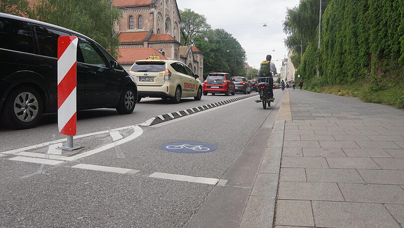 Kapuzinerstrasse: Die Wand-Orcas werden an die Straße geschraubt und fallen optisch nicht unangenehm auf.