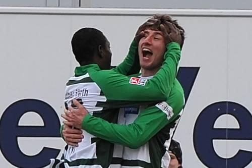 Fürther Emotionen: Doppel-Torschütze Stefan Reisinger (rechts) jubelt mit Charles Takyi.