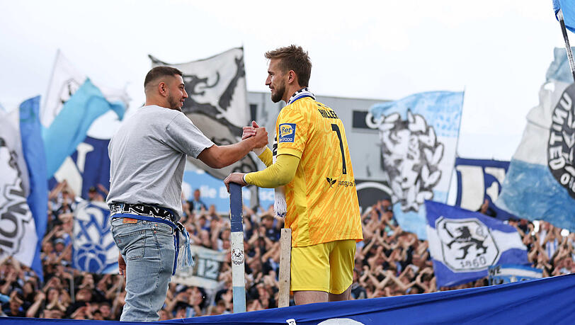Marco Hiller verabschiedet sich von den Fans auf dem Zaun.