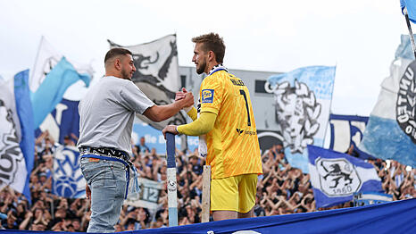 Marco Hiller verabschiedet sich von den Fans auf dem Zaun.