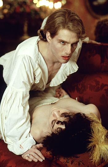 Vampir Lestat (Tom Cruise) liebt kreolisches Blut. Noch fließt es in den Adern seines ahnungslosen Opfers (Indra Ove) ... Vampir Lestat (Tom Cruise) liebt kreolisches Blut. Noch fließt es in den Adern seines ahnungslosen Opfers (Indra Ove) ...
