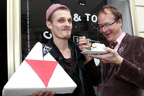 Zwei Kerle mit Kalorienbombe: Modedesigner Patrick Mohr und Armin Stegbauer vom Neuen Café Kubitschek.