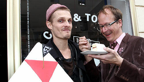 Zwei Kerle mit Kalorienbombe: Modedesigner Patrick Mohr und Armin Stegbauer vom Neuen Café Kubitschek. Zwei Kerle mit Kalorienbombe: Modedesigner Patrick Mohr und Armin Stegbauer vom Neuen Café Kubitschek.