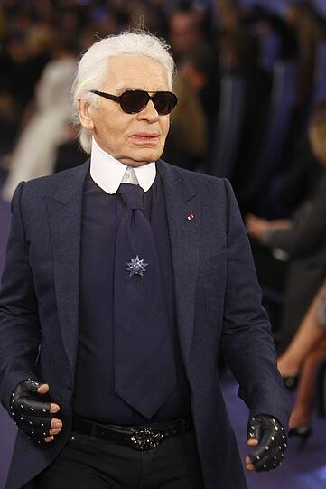 Lagerfeld zeigte über 60 Entwürfe und griff dabei Schnittformen der 50er- und 60er-Jahre auf mit feinen Etuikleidern mit lockerem U-Boot-Kragen und schön gesetzten vertikalen Passen sowie oval geformten Bolero-Jacken