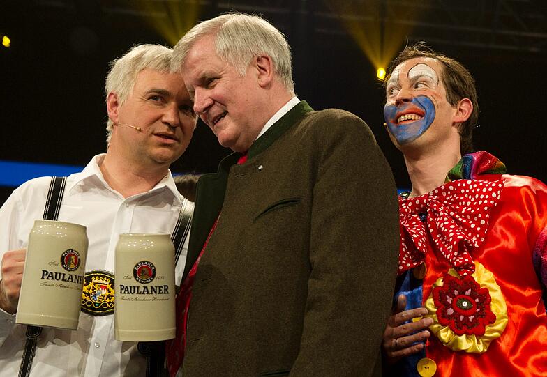 Und neben den Seehofers steht... Erkennen Sie ihn? Na klar: Stefan Murr als der ehemalige Verteidigungsminister Karl-Theodor zu Guttenberg