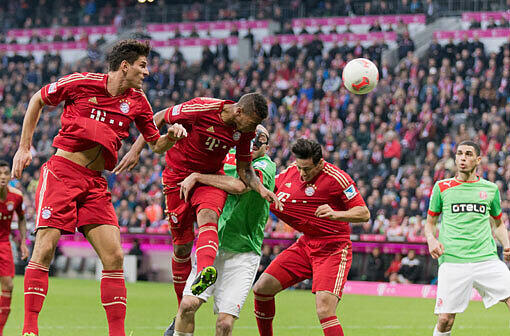 Jerome Boateng erlöst mit seinem Kopfball-Tor zum 3:2 gegen Fortuna Düsseldorf den FC Bayern München.