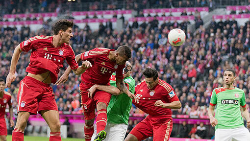 Jerome Boateng erlöst mit seinem Kopfball-Tor zum 3:2 gegen Fortuna Düsseldorf den FC Bayern München. Jerome Boateng erlöst mit seinem Kopfball-Tor zum 3:2 gegen Fortuna Düsseldorf den FC Bayern München.