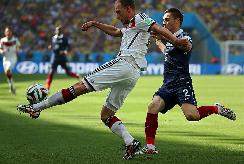 Benedikt Höwedes - Note 4 - Überschätzt mitunter seine eigenen Zuspiel-Qualitäten.