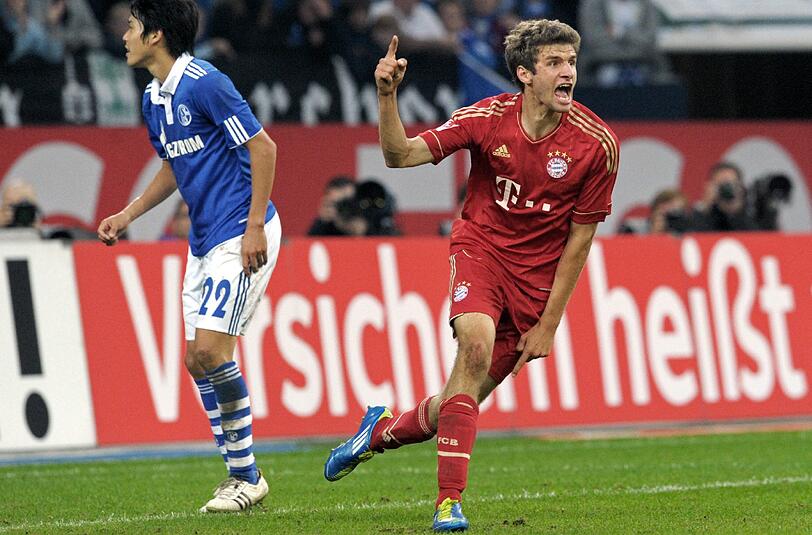 Thomas Müller (r.) kennt die "besondere Atmosphäre" auf Schalke.