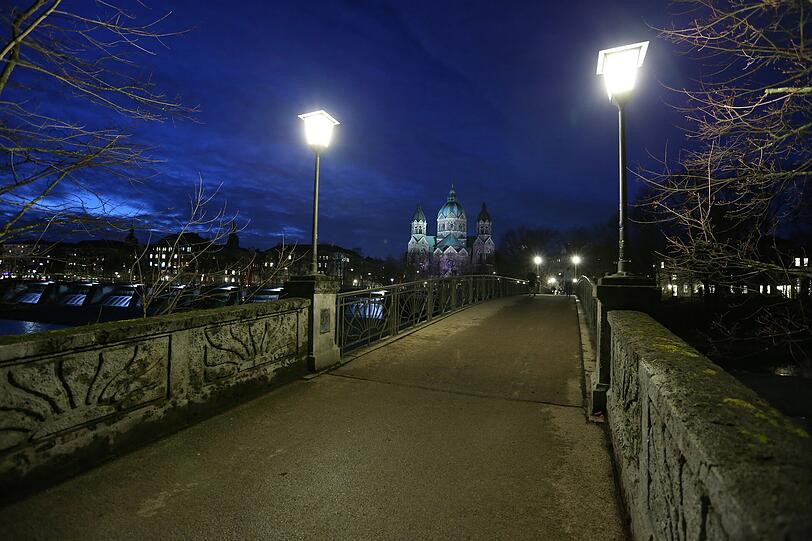 Kabelsteg und Lukaskirche.