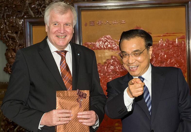 Horst Seehofer machte während seines Besuchs in China Werbung für den FC Bayern München und überreichte dem chinesischen Premierminister, Keqiang Li, nach einem gemeinsamen Gespräch ein Bayern-Trikot. Auf dem Trikot ist die Rückennummer 8 und der Name "Keqiang Li" in chinesischen Schriftzeichen gedruckt. Die Nummer Acht steht für eine langes Leben in China. Die Bilder