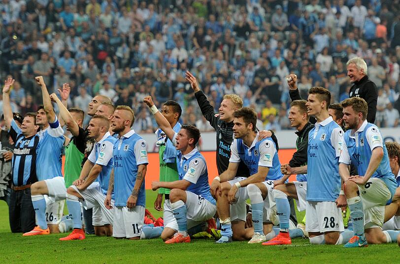 Die Löwen feierten nach Abpfiff mit der Fankurve.