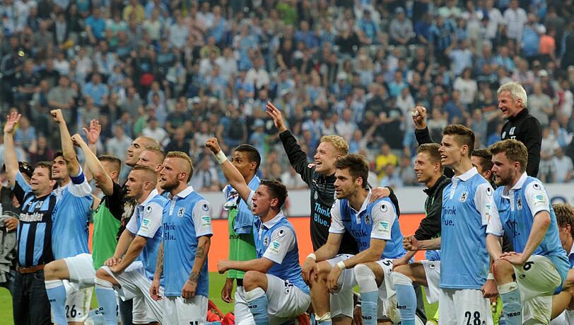 Die Löwen feierten nach Abpfiff mit der Fankurve. Die Löwen feierten nach Abpfiff mit der Fankurve.