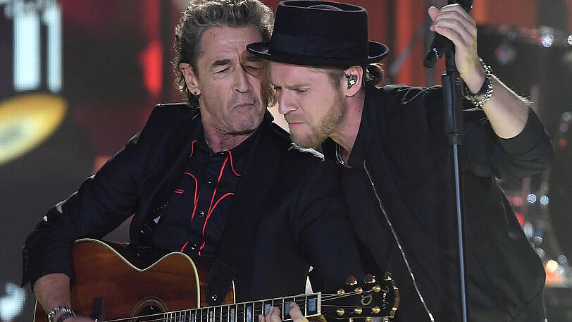 Peter Maffay und Johannes Oerding performen gemeinsam auf der Bühne.