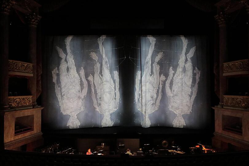 Der Vorhang vor dem dritten Aufzug im Nationaltheater. Die auf dem Kopf stehenden Figuren sind ein Markenzeichen von Georg Baselitz.