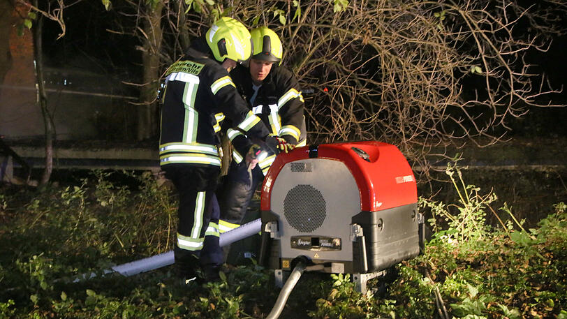 Das Sägewerk brannte komplett ab, verletzt wurde niemand, die Brandursache ist allerdings noch unklar. Die Bilder vom Feuerwehreinsatz in Dorfen.