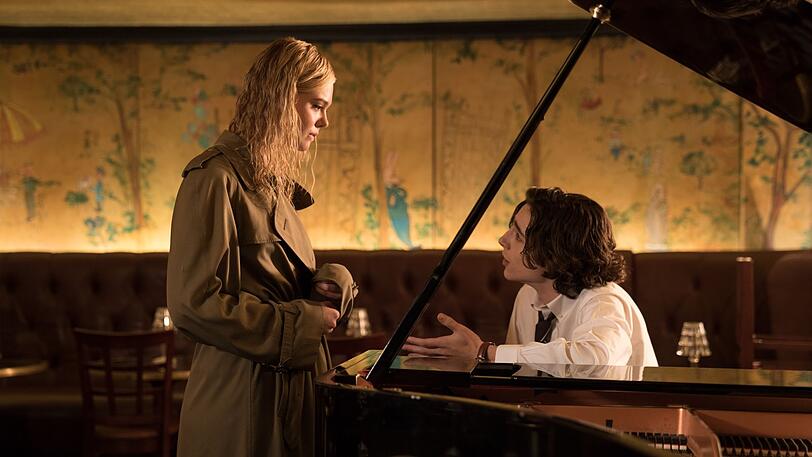 Wo kommst Du denn her? Ashleigh (Elle Fanning) gesteht im Regenmantel eines Drehbuchautors ihrem Gatsby (Timothée Chalamet), dass sie jetzt doch keine Zeit für ihn hat. Die Szene wurde in der Bemelmans Bar im Carlyle Hotel in Upper East Side gedreht.