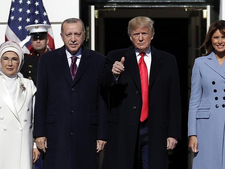 Donald Trump (2.v.r), Präsident der USA, und seine Frau First Lady Melania Trump (r) begrüßen Recep Tayyip Erdogan (2.v.l), Präsident der Türkei, und dessen Frau Emine Erdogan (l) im Weißen Haus.