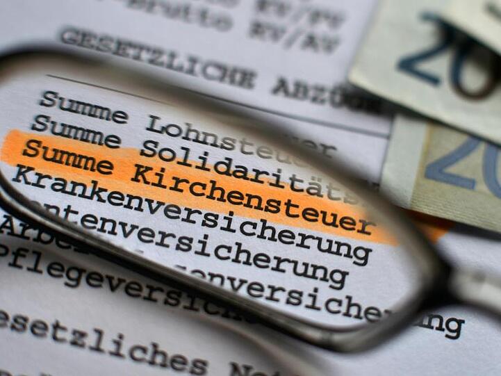 Auf einer Abrechnung ist die Kirchensteuer ausgewiesen. Foto: Hendrik Schmidt/Archivbild