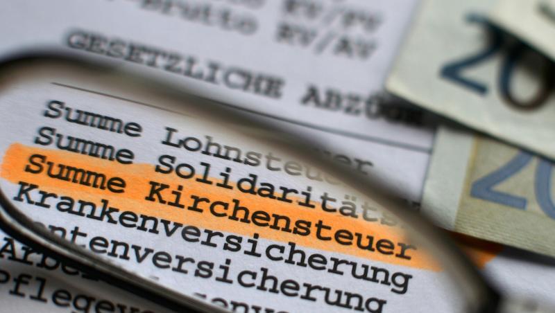 Auf einer Abrechnung ist die Kirchensteuer ausgewiesen. Foto: Hendrik Schmidt/Archivbild