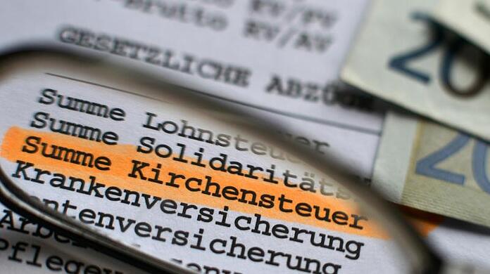 Auf einer Abrechnung ist die Kirchensteuer ausgewiesen. Foto: Hendrik Schmidt/Archivbild