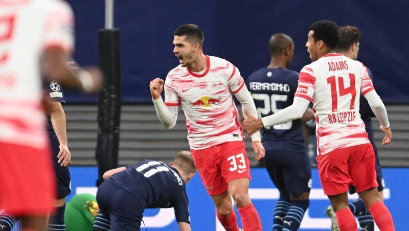 Leipzigs Andre Silva (M/33) bejubelt sein Tor zum 2:0 gegen Manchester City. Leipzigs Andre Silva (M/33) bejubelt sein Tor zum 2:0 gegen Manchester City.
