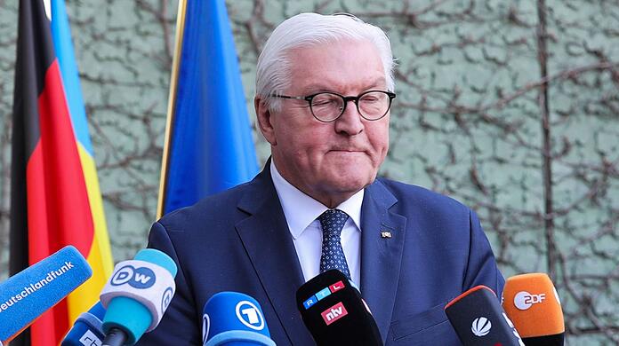 Bundespräsident Frank-Walter Steinmeier gibt in der deutschen Botschaft in Warschau vor Pressevertretern eine Erklärung zur Reiseabsage nach Kiew.