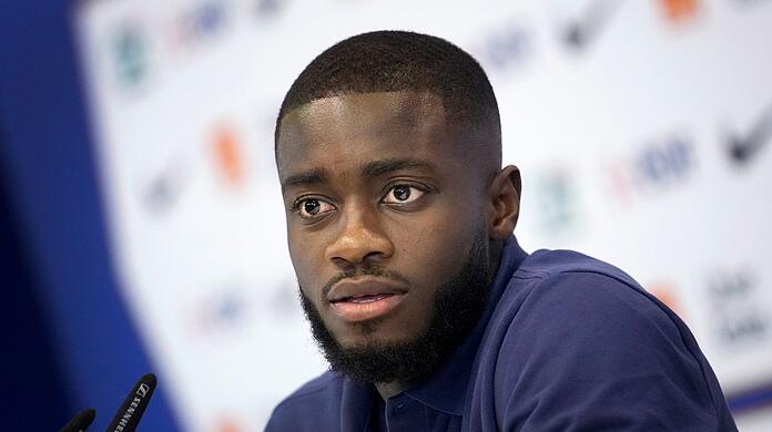Dayot Upamecano spricht.