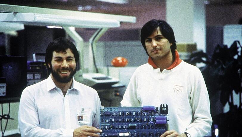 1976: Das erste Apple-Produkt - der Apple I - wurde von Steve Wozniak (l) entworfen. Rechts: Steve Jobs. 1976: Das erste Apple-Produkt - der Apple I - wurde von Steve Wozniak (l) entworfen. Rechts: Steve Jobs.