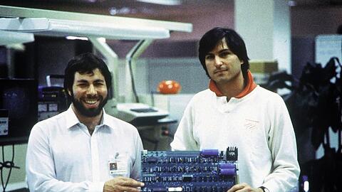 1976: Das erste Apple-Produkt - der Apple I - wurde von Steve Wozniak (l) entworfen. Rechts: Steve Jobs.