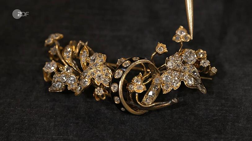 Die Goldbrosche mit 5,5 Karat Diamanten und Emaille aus den 1860er-Jahren hatte einen Wert von 3.000 bis 3.500 Euro. Bei 2.000 Euro wurden sich Sarah Schreiber und die Verk&auml;uferin einig.