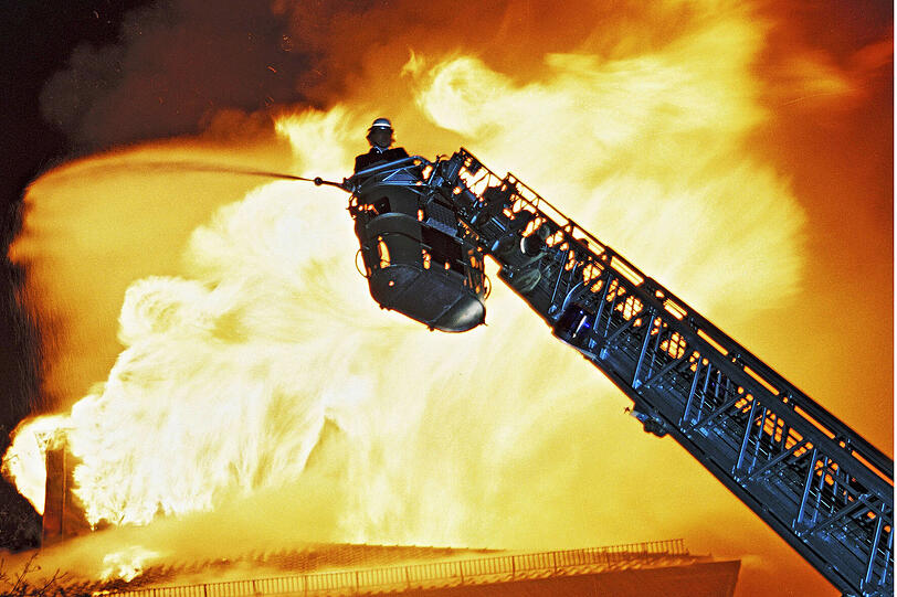Hölle in der Kirche: Am 26. November 1994 passiert eine der größten Münchner Feuerkatastrophen der vergangenen Jahrzehnte: Die Herz-Jesu-Kirche in Neuhausen brennt vollständig nieder. Mit 1200 Sitzplätzen war sie einmal eines der größten Gotteshäuser der Stadt. 
Fünf Löschzüge der Berufsfeuerwehr setzen gemeinsam mit sechs Abteilungen der Freiwilligen Feuerwehr 21 Rohre und Werfer ein, bevor das flammende Inferno nach zwölfstündigem Kampf gelöscht werden kann. 
Großzügige Spenden ermöglichen den Wiederaufbau nach den Plänen des Münchner Architekturbüros Allmann Sattler Wappner. Kardinal Friedrich Wetter weiht die Herz-Jesu-Kirche genau sechs Jahre nach dem verheerenden Brand, am 26. November 2000.