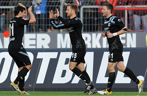 Die Löwen bejubeln den Torschützen nach dem Treffer zum 2:1 - Kevin Volland, Stefan Aigner und Benjamin Lauth (von links)