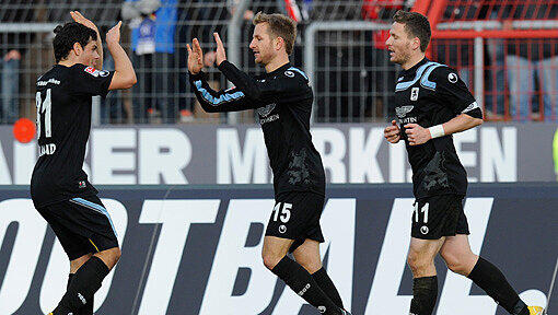 Die Löwen bejubeln den Torschützen nach dem Treffer zum 2:1 - Kevin Volland, Stefan Aigner und Benjamin Lauth (von links) Die Löwen bejubeln den Torschützen nach dem Treffer zum 2:1 - Kevin Volland, Stefan Aigner und Benjamin Lauth (von links)