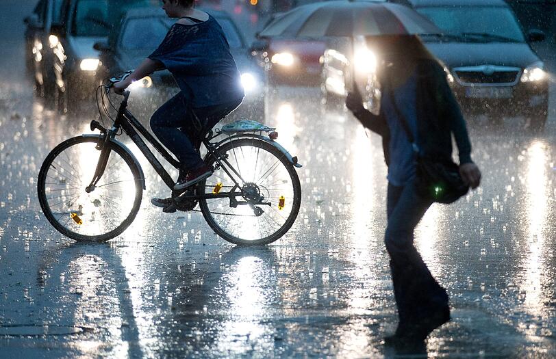 Es bleibt wechselhaft. Hier die Bilder vom Hitze-Gewitter in der Nacht zum Freitag.