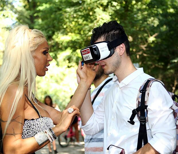 Hilfsbereit: Edona James erklärt einem Tester, wie es funktioniert.