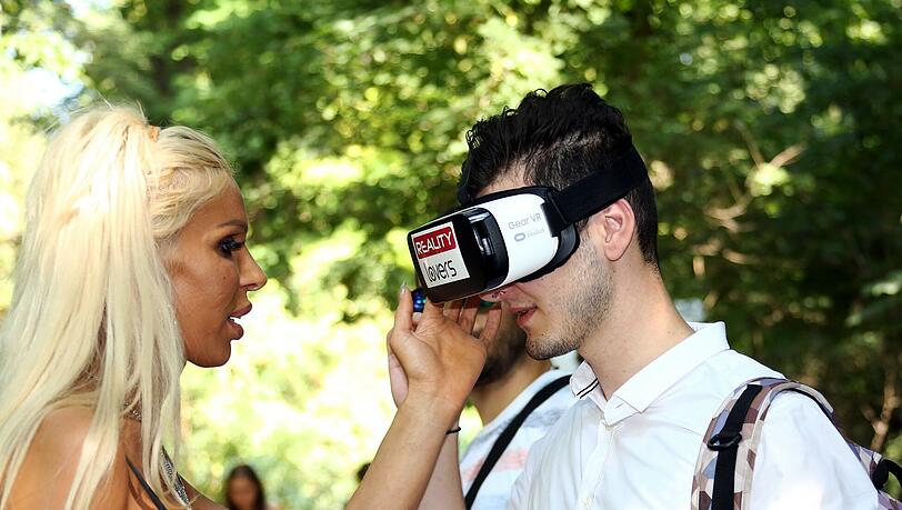 Hilfsbereit: Edona James erklärt einem Tester, wie es funktioniert. Hilfsbereit: Edona James erklärt einem Tester, wie es funktioniert.