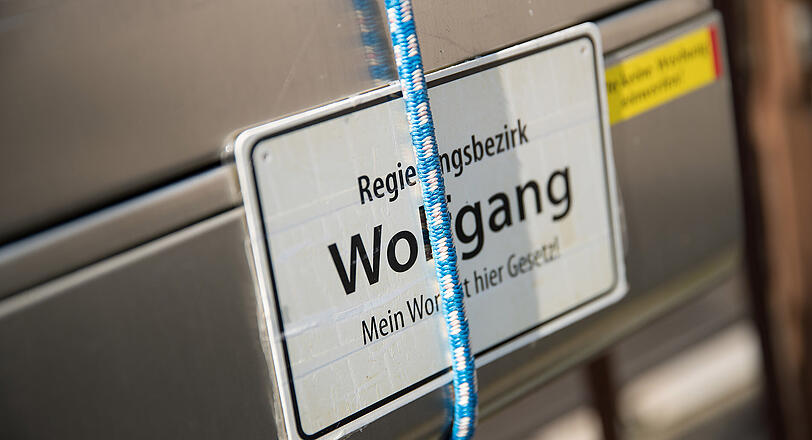"Regierungsbezirk Wolfgang - Mein Wort ist hier Gesetz" ist auf dem Briefkasten am Anwesen des Angehörigen der "Reichsbürger"-Bewegung Wolfgang P. in Georgensgmünd zu lesen.