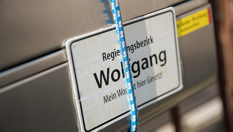 "Regierungsbezirk Wolfgang - Mein Wort ist hier Gesetz" ist auf dem Briefkasten am Anwesen des Angehörigen der "Reichsbürger"-Bewegung Wolfgang P. in Georgensgmünd zu lesen. "Regierungsbezirk Wolfgang - Mein Wort ist hier Gesetz" ist auf dem Briefkasten am Anwesen des Angehörigen der "Reichsbürger"-Bewegung Wolfgang P. in Georgensgmünd zu lesen.