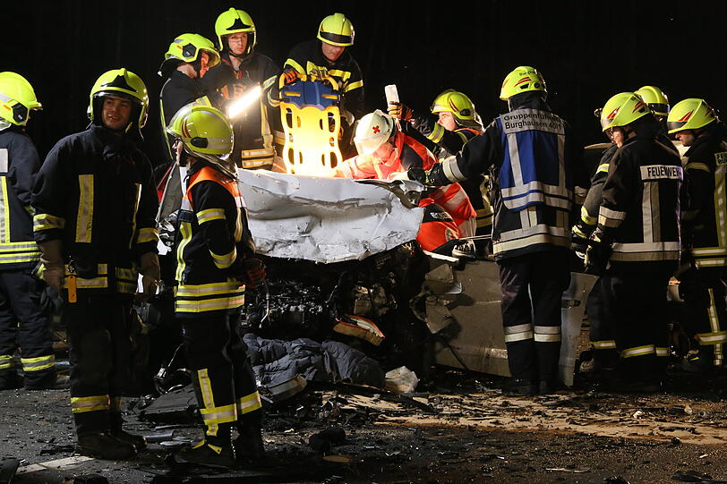 Insgesamt fünf Fahrzeuge waren in den schweren Verkehrsunfall auf der B20 zwischen Burghausen und Marktl im Landkreis Altötting verwickelt.