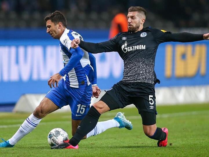 Berlins Marko Grujic (l) kämpft gegen Matija Nastasic von Schalke 04 um den Ball.