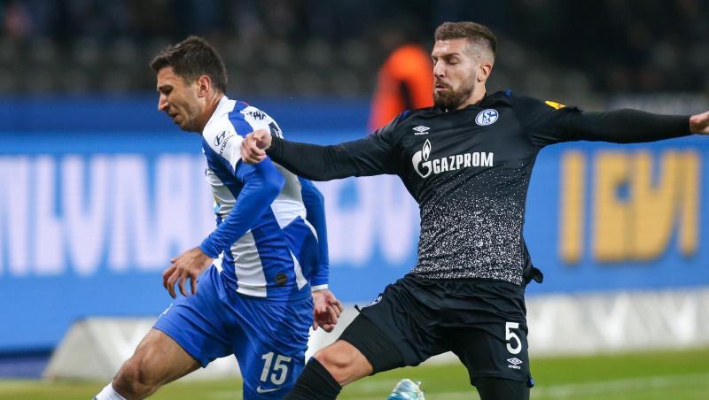 Berlins Marko Grujic (l) kämpft gegen Matija Nastasic von Schalke 04 um den Ball. Berlins Marko Grujic (l) kämpft gegen Matija Nastasic von Schalke 04 um den Ball.