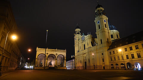 Der Odeonsplatz mit der beleuchteten Theatinerkirche.
