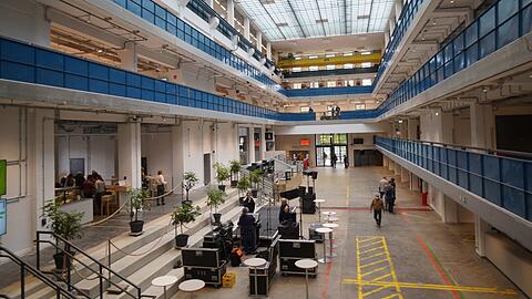 Eine denkmalgeschützte Trafohalle bildet das neue Foyer für das Übergangskonzerthaus. In den oberen Stockwerken findet die Gasteigbibliothek ein neues Zuhause.