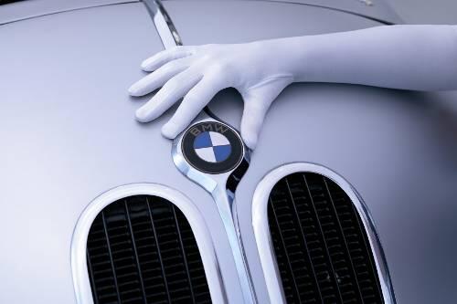 Ausgerüstet mit weißen Handschuhen, dürfen Besucher des BMW Museums am Freitag die Exponate anfassen.