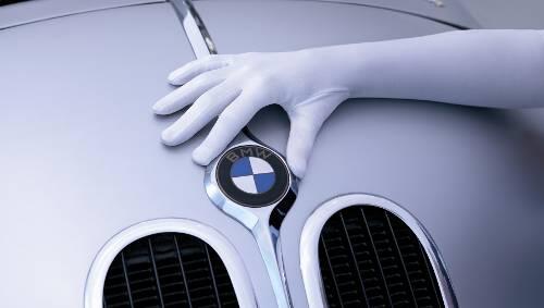 Ausgerüstet mit weißen Handschuhen, dürfen Besucher des BMW Museums am Freitag die Exponate anfassen. Ausgerüstet mit weißen Handschuhen, dürfen Besucher des BMW Museums am Freitag die Exponate anfassen.