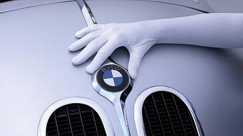 Ausgerüstet mit weißen Handschuhen, dürfen Besucher des BMW Museums am Freitag die Exponate anfassen.
