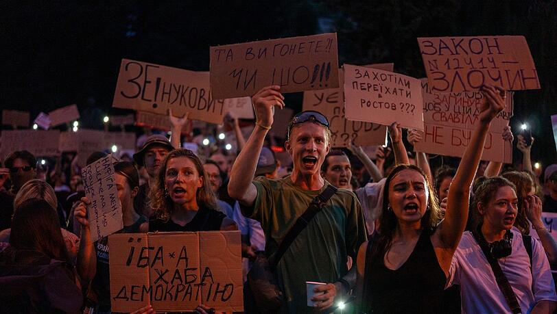 In der Ukraine führte ein neues Gesetz, das die Unabhängigkeit von Antikorruptionsbehörden beschränkt, zu landesweiten Protesten.