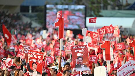 Die Pheu Thai ist eine der gr&ouml;&szlig;ten Parteien in Thailand.