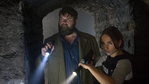 "Behringer und die Toten: Ein Bamberg-Krimi - Antoniusfeuer": Kommissar Behringer (Antoine Monot Jr.) und Jung-Kommissarin Ela Jenning (Cosima Henman) machen in den Stolleng&auml;ngen eine Entdeckung.